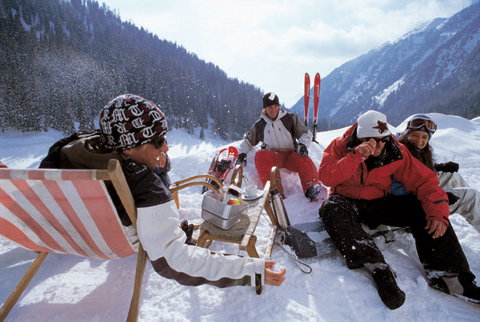 Im Schnee mal eine Pause zu machen, geh�rt selbstverst�ndlich auch zum Programm (� Young Tirol)
